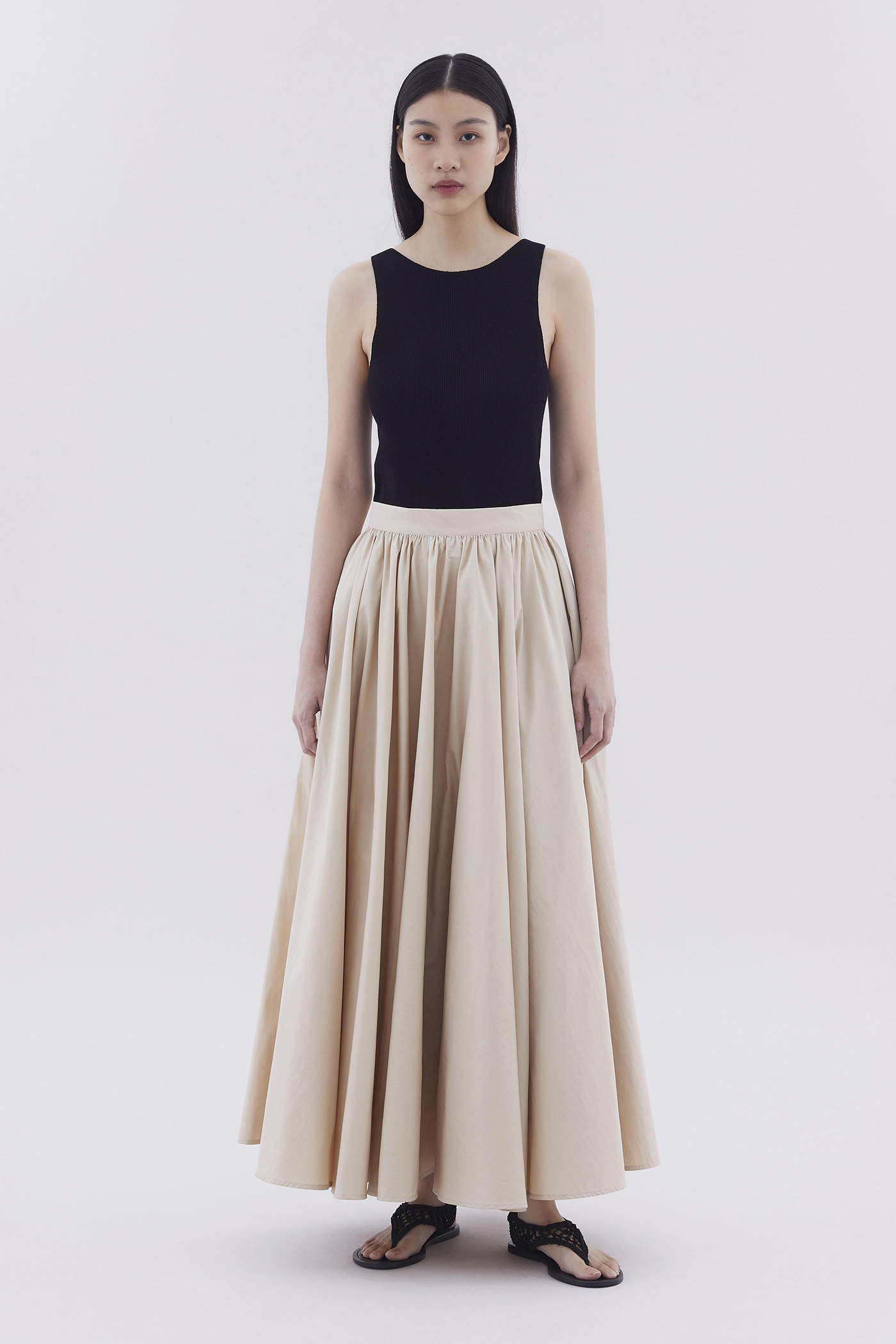 Full skirt outlet