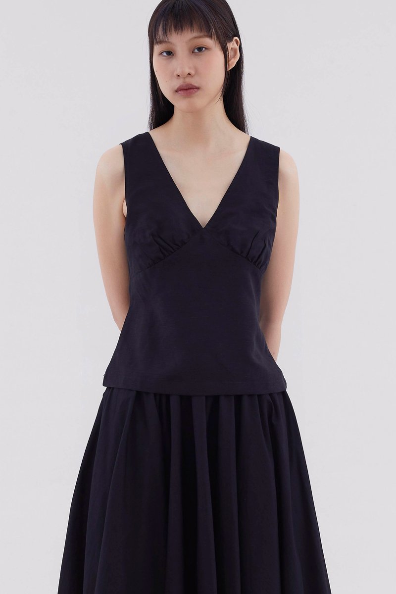 Gyral V-Neck Fitted Top