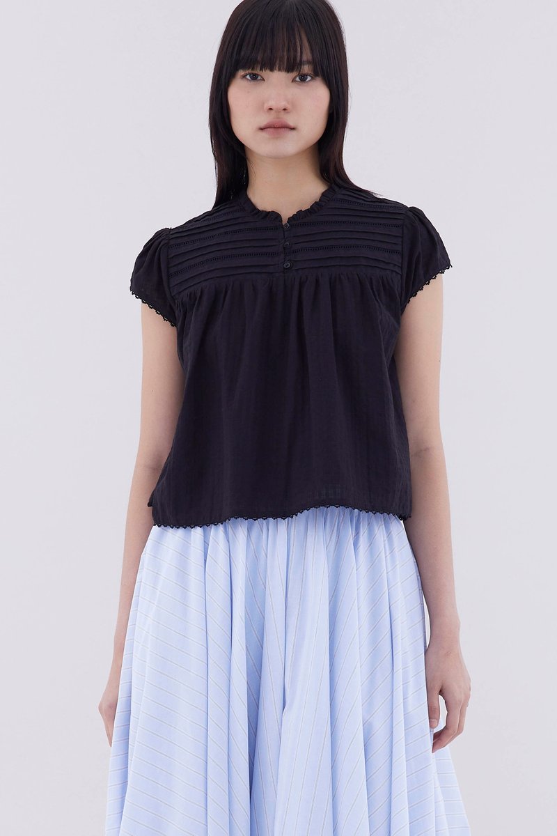 Yoeru Half-Button Top
