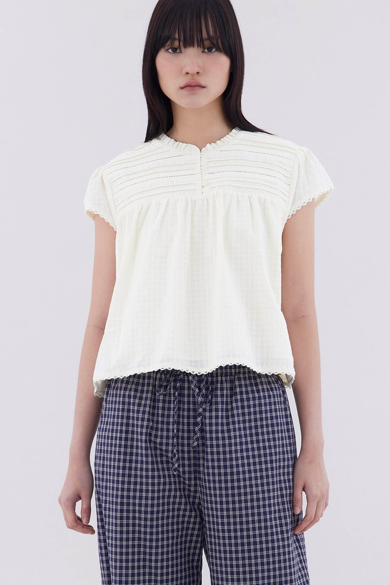 Yoeru Half-Button Top