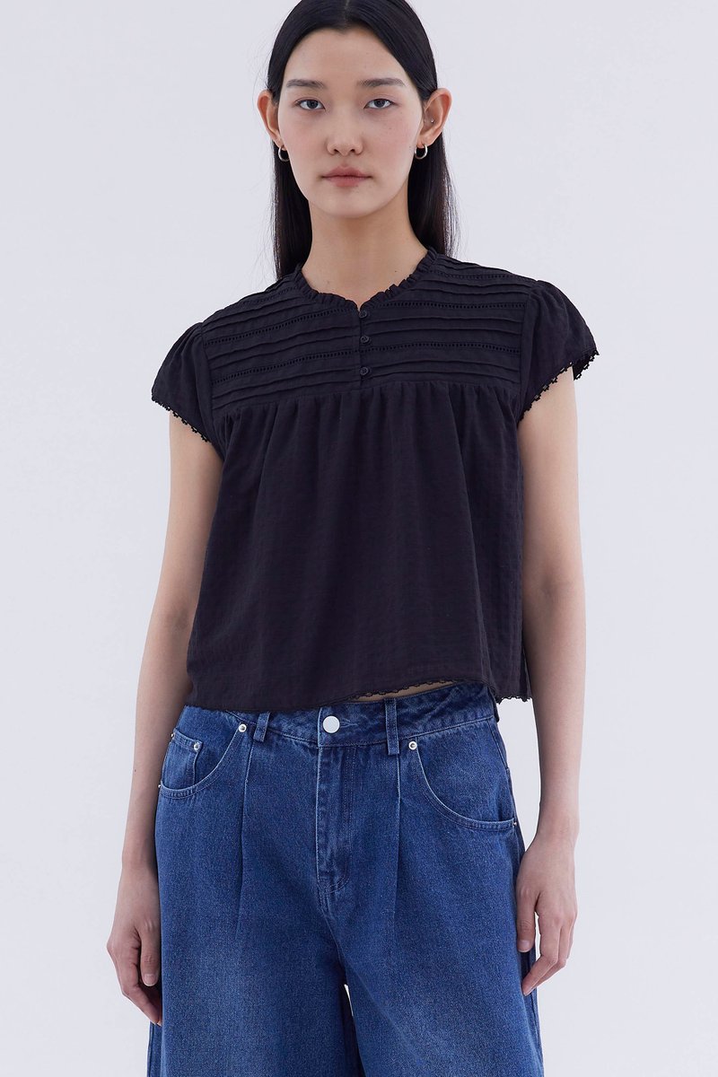 Yoeru Half-Button Top