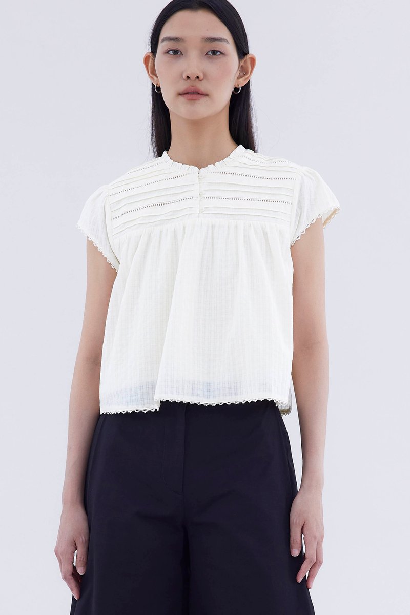 Yoeru Half-Button Top