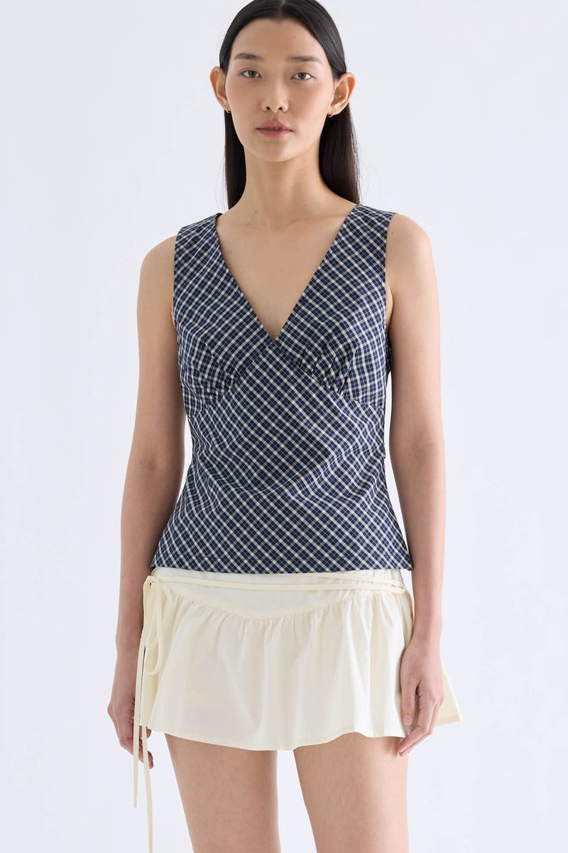 Gyral V-Neck Fitted Top