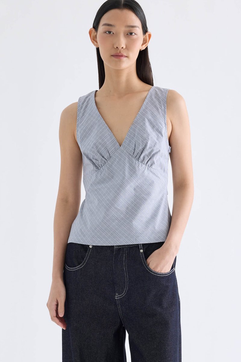Gyral V-Neck Fitted Top
