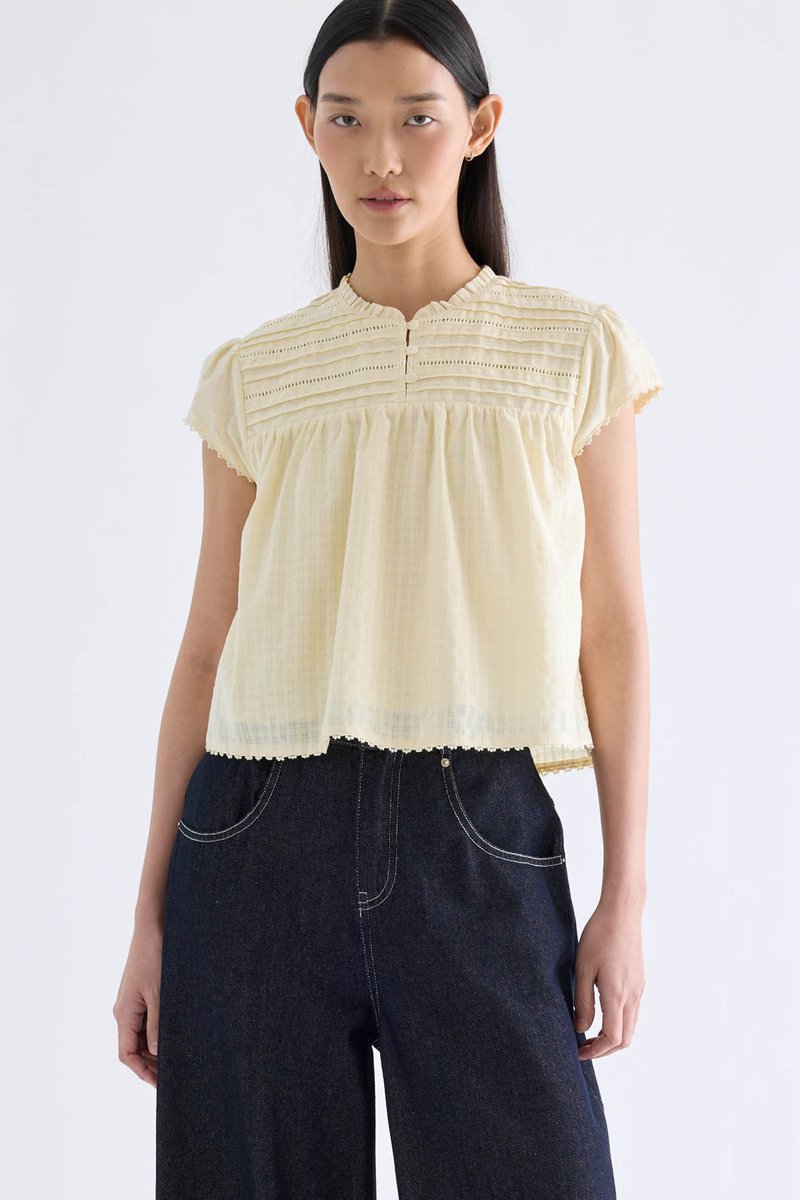 Yoeru Half-Button Top