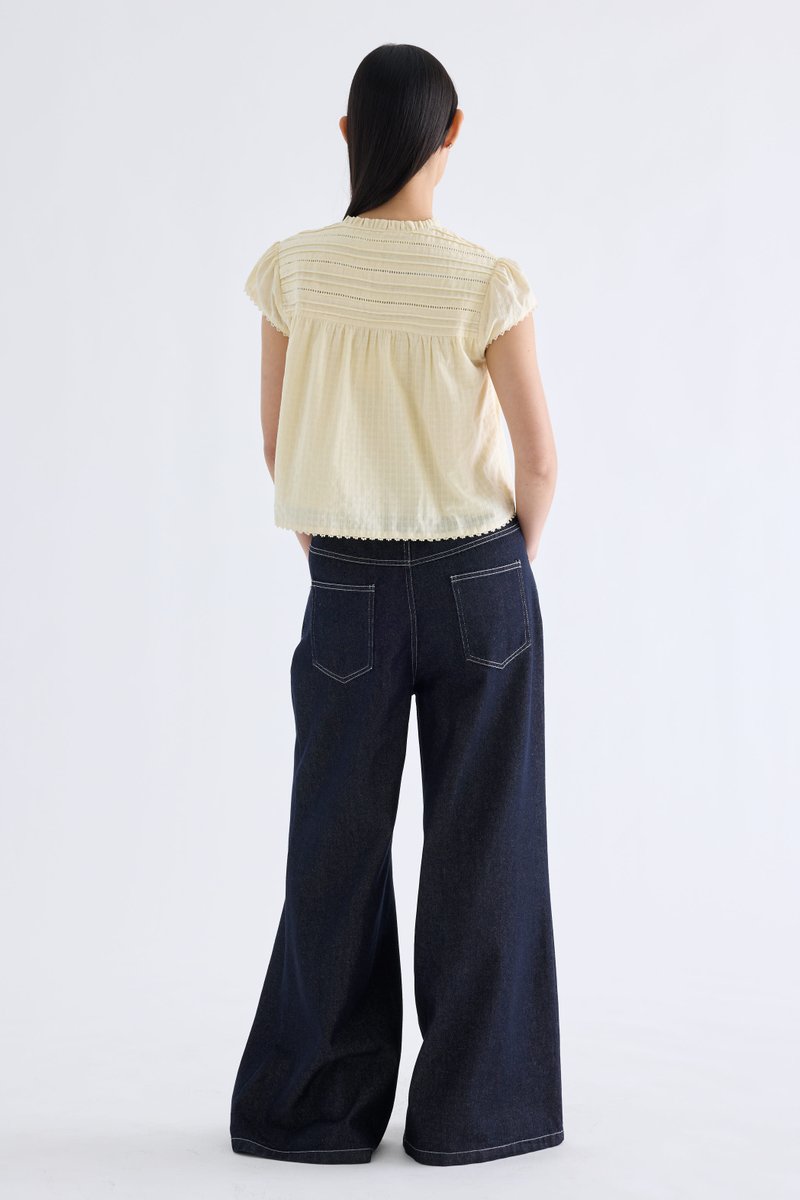 Yoeru Half-Button Top