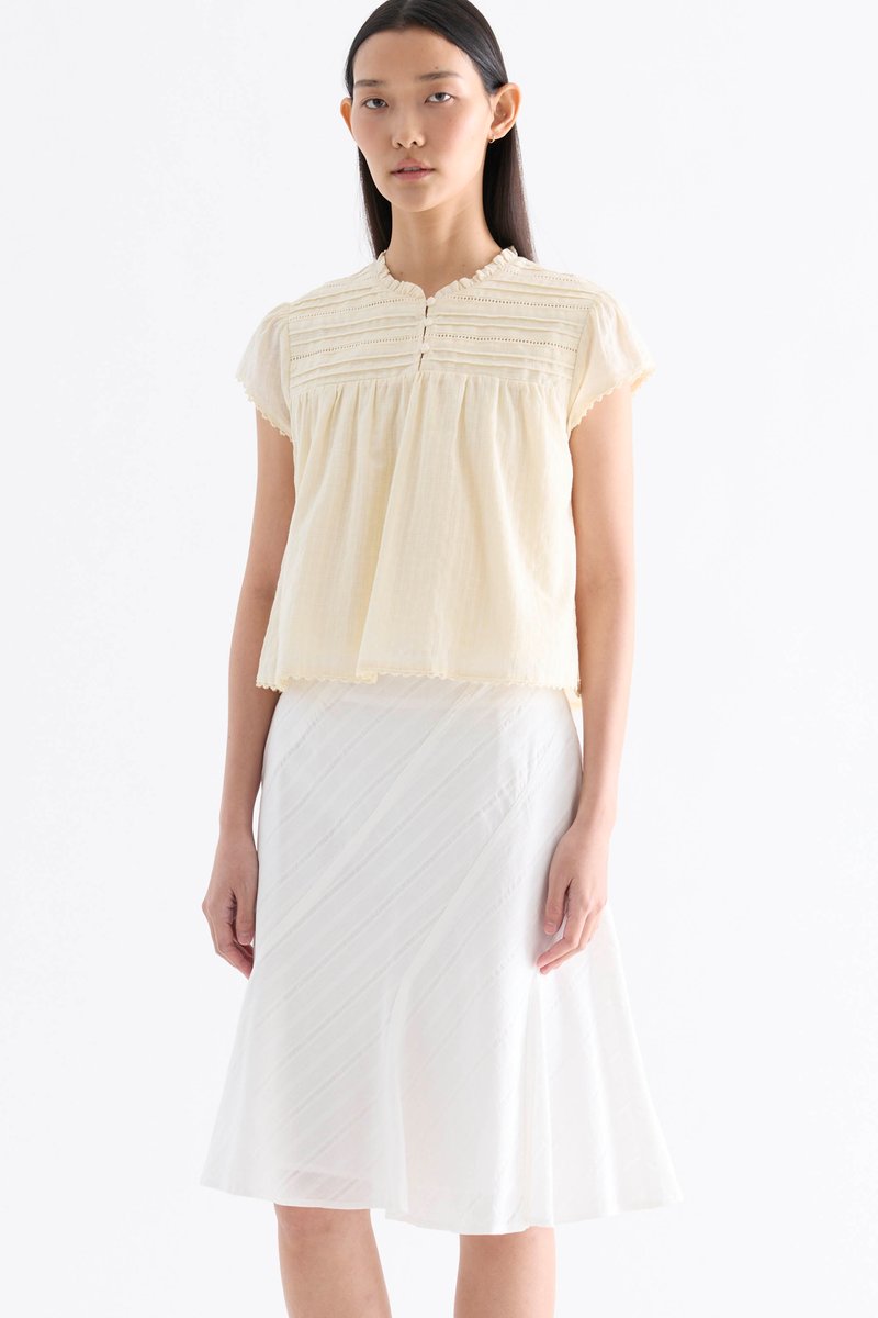 Yoeru Half-Button Top