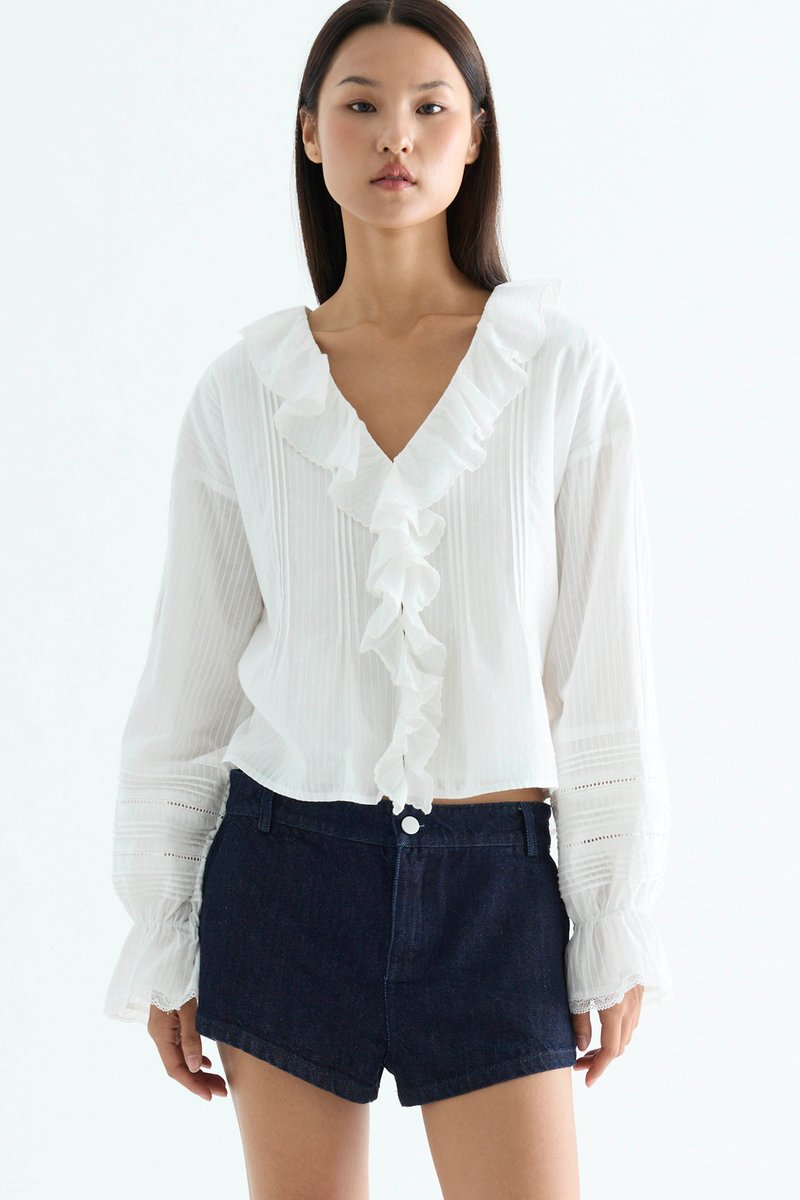 Tastrid Ruffle Neck Shirt