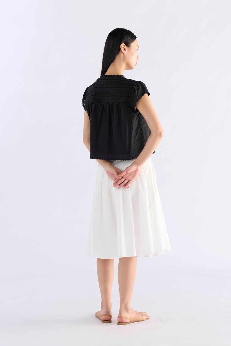 Yoeru Half-Button Top