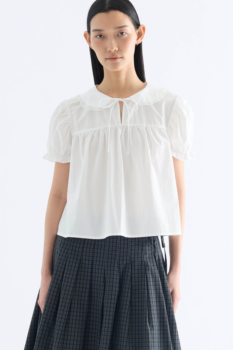 Judith Lace Peterpan-Collar Blouse
